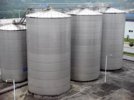 Sunflower oil storage tank inspection before loading